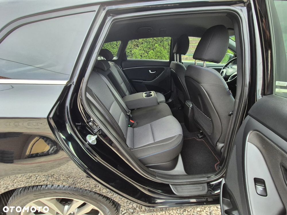 Hyundai i30 blue Kombi 1.6 GDi Passion - 32