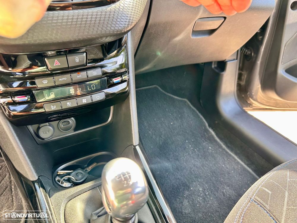 Peugeot 2008 1.2 PureTech Signature - 22