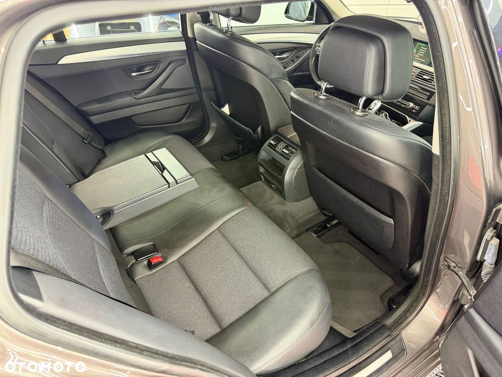 BMW Seria 5 525d xDrive Sport-Aut - 23