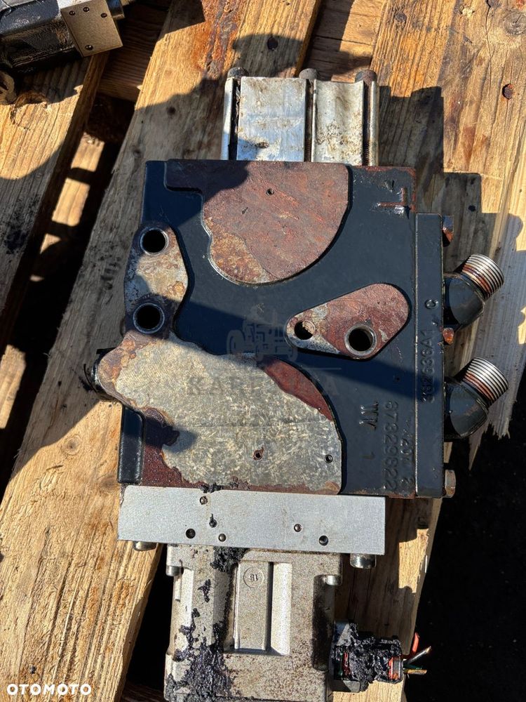 CNH Case Puma / New Holland 230 Sekcja Rozdzielacza 87330318  87329822  51443156 - 1