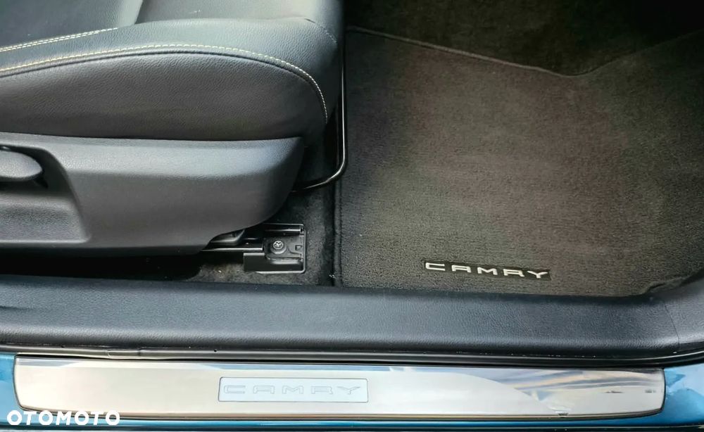 Toyota Camry - 17
