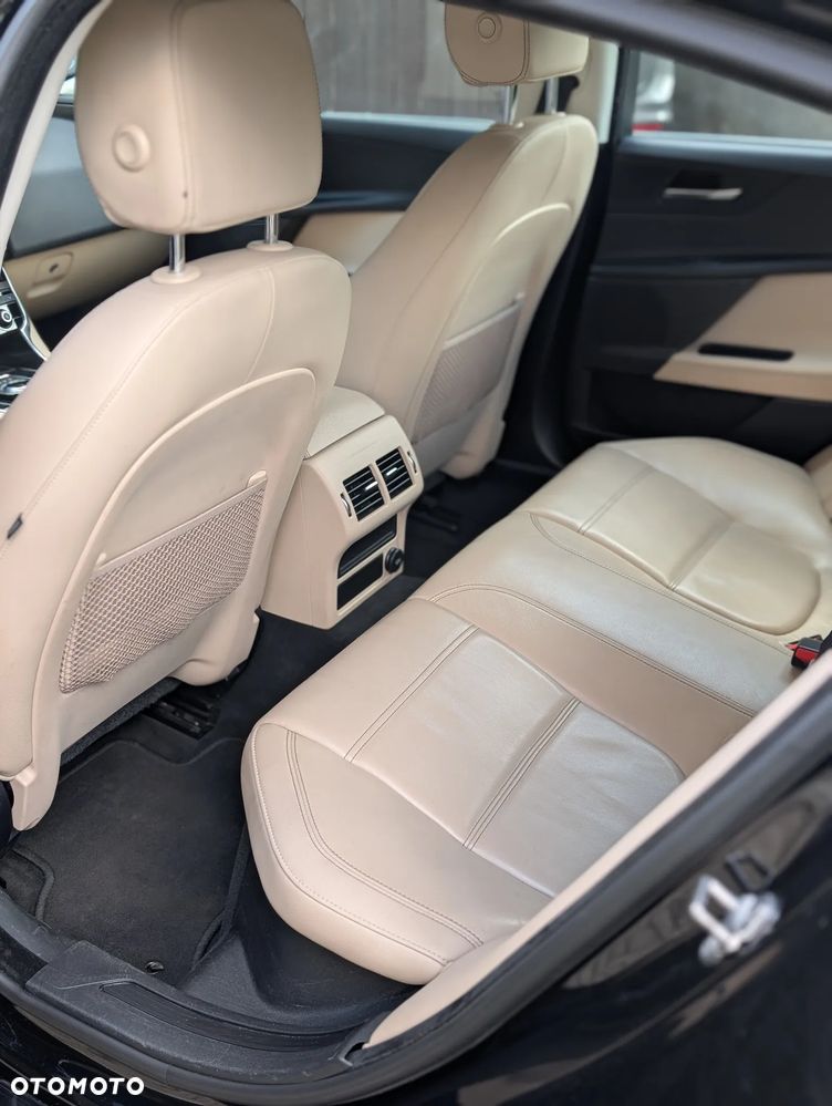 Jaguar XE 20d Prestige - 18