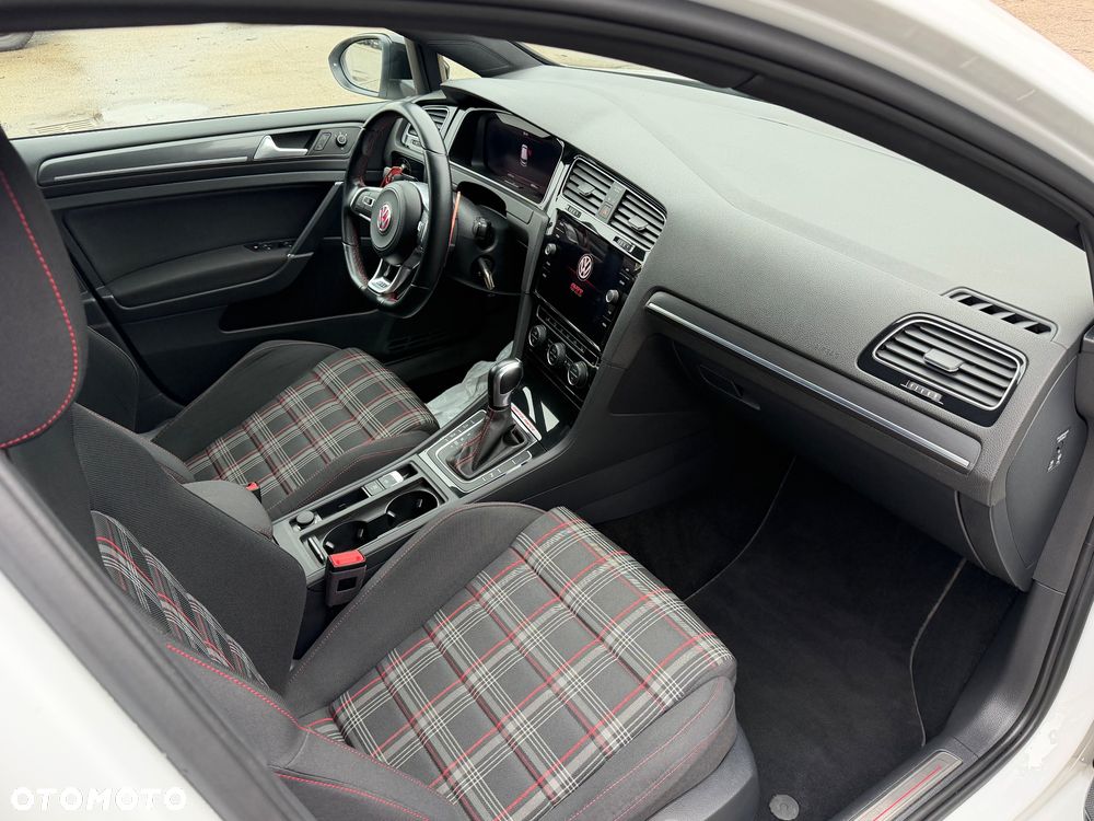 Volkswagen Golf - 10