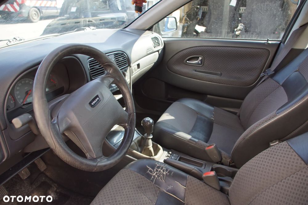 Auto na części - Volvo V40 I Lift 1.9 Di 95 KM D4192T2 M5D 332 2000R Silnik Skrzynia Drzwi Maska Klapa Zderzak Błotnik Lampa Klamka Szyba Lusterko Deska Kokpit Sterownik Moduł Czujnik Licznik Panel Kierownica - 10