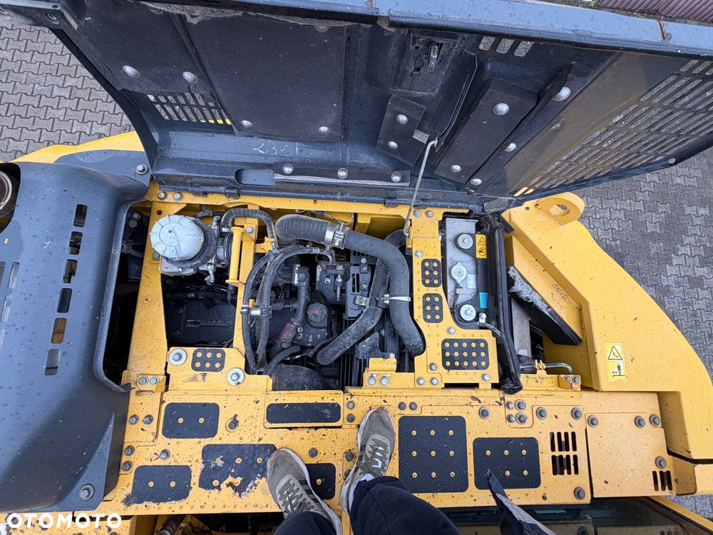 Komatsu PC228US-10 - 14