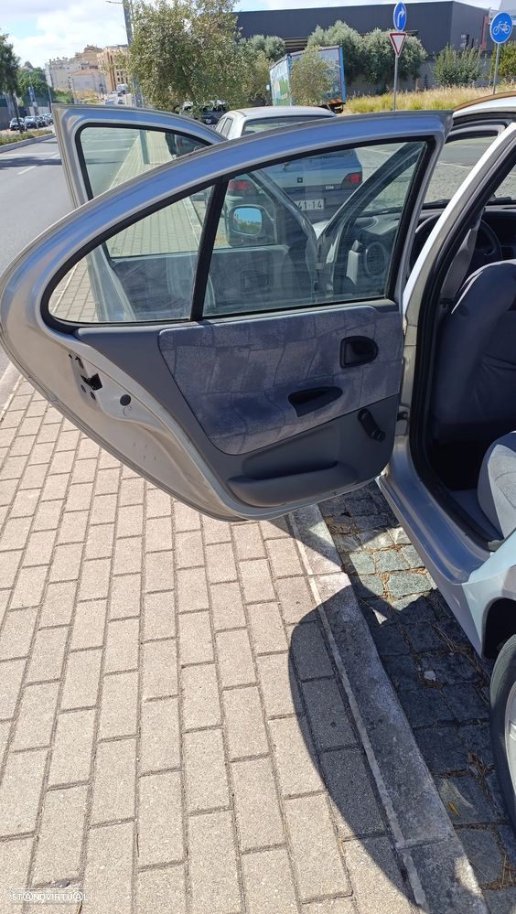 Renault Mégane Classic 1.4 16V RTE AC — fotografia 9