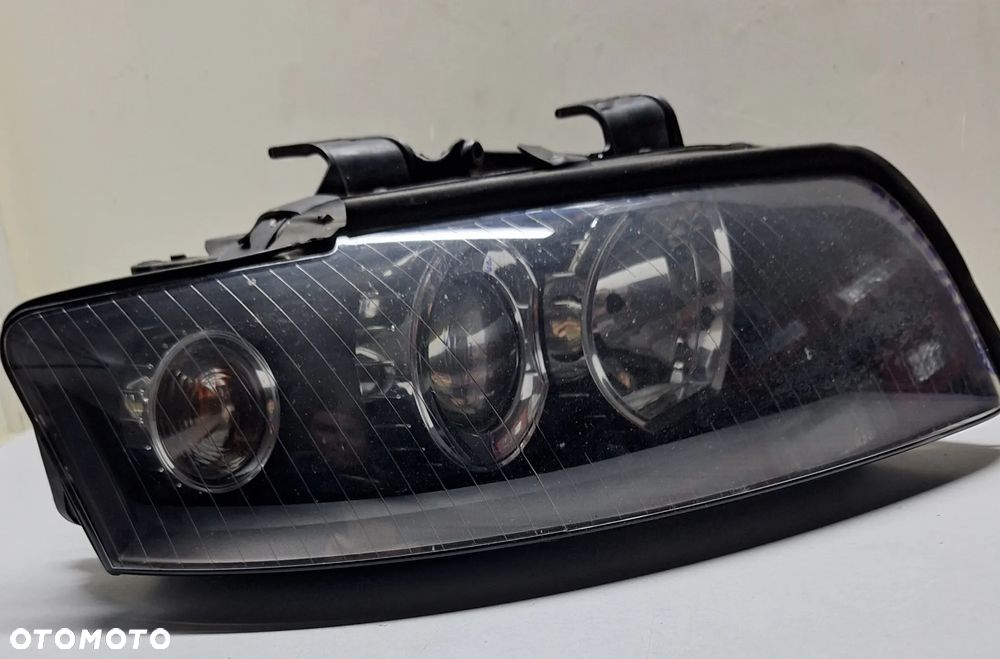 LAMPA XENON PRAWY PRZÓD  -AUDI A4/B6 -VALEO-8E0941004- EUROPA - 2