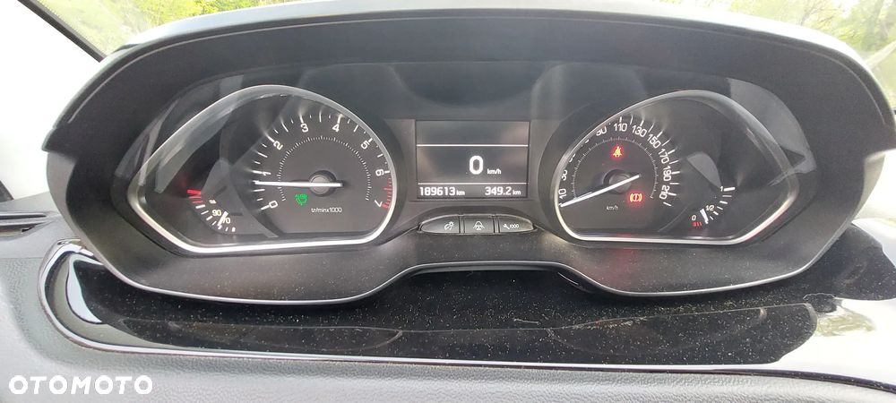 Peugeot 208 - 8