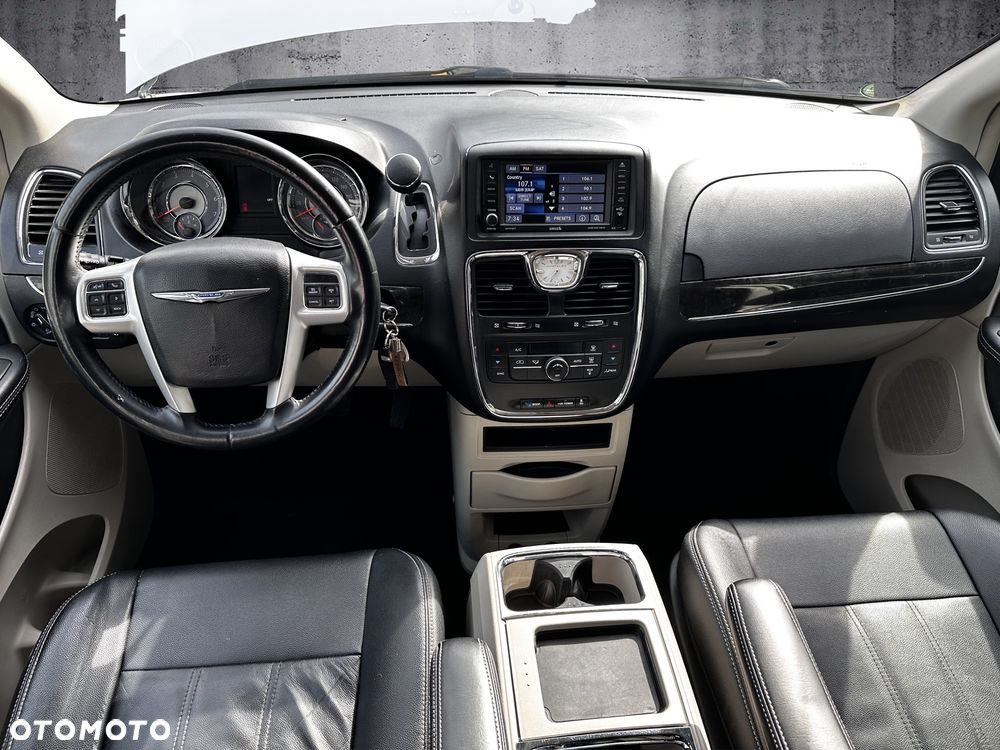 Chrysler Town & Country 3.6 Limited - 8