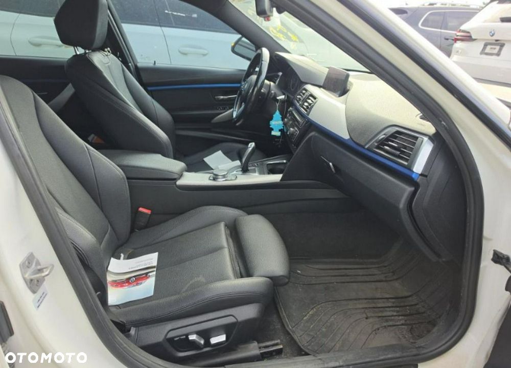 BMW Seria 3 330i xDrive M Sport - 9