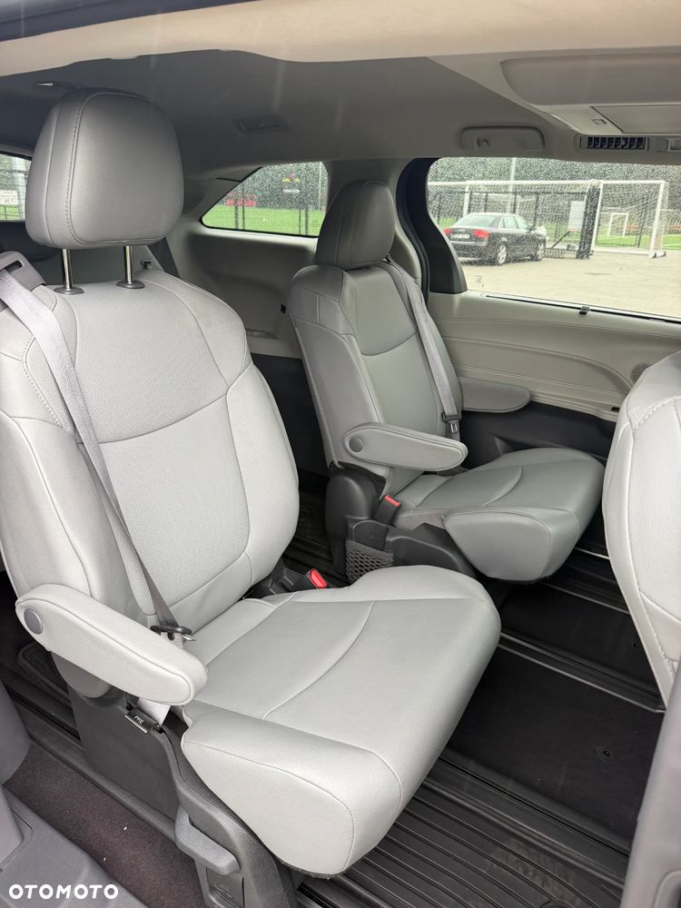 Toyota Sienna - 18