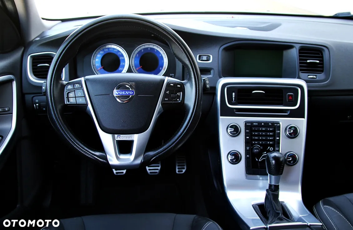 Volvo V60 2.0T R-Design - 33