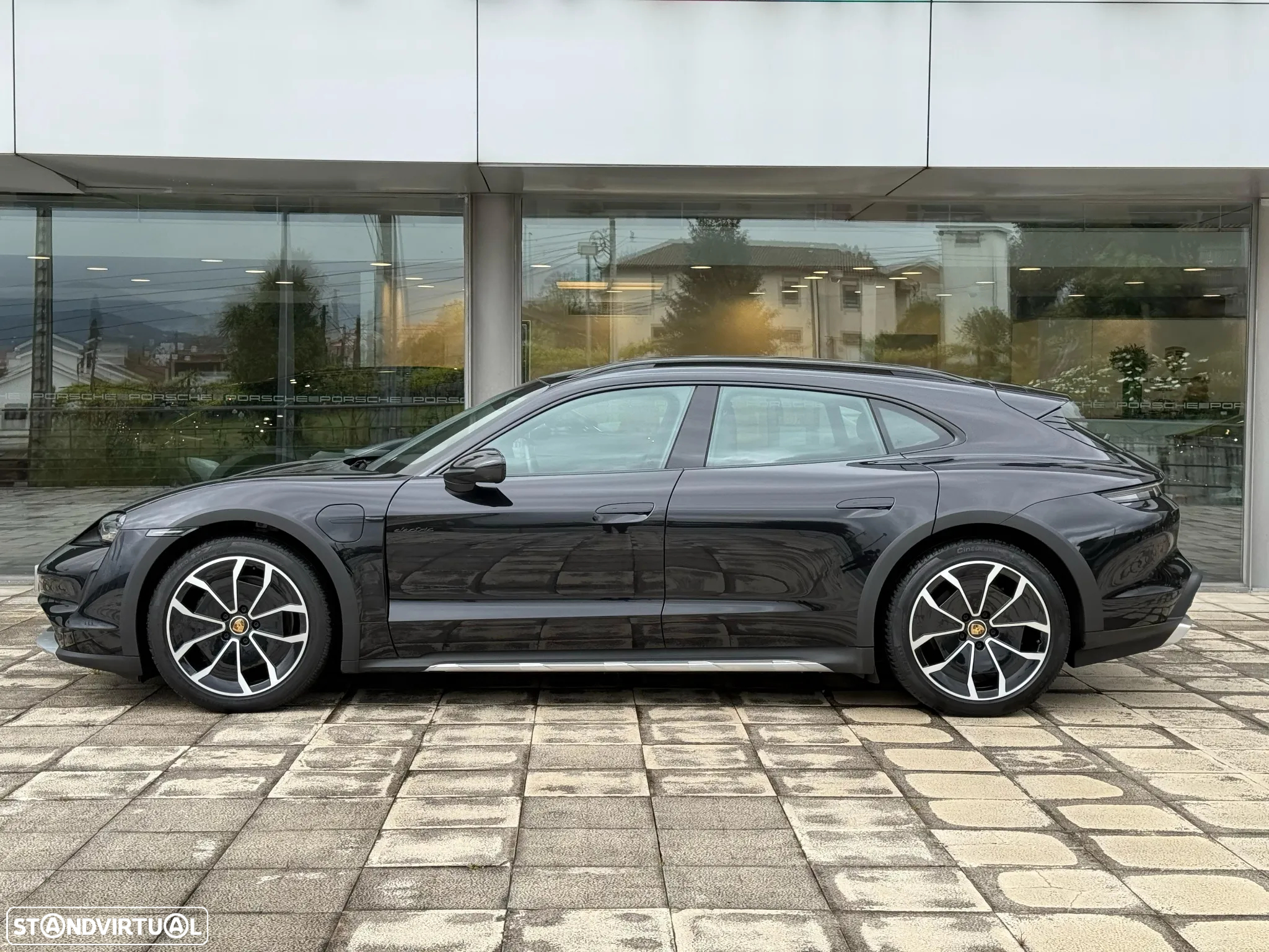 Porsche Taycan Cross Turismo 4 - 7
