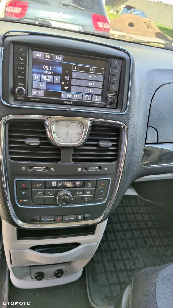 Chrysler Town & Country - 28