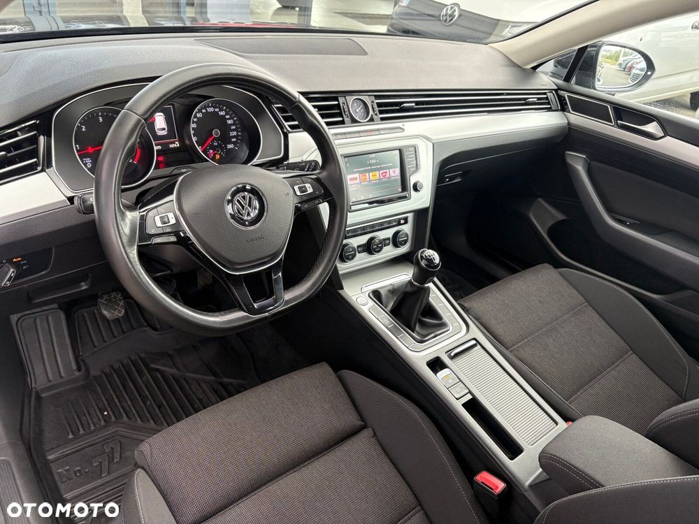 Volkswagen Passat - 12