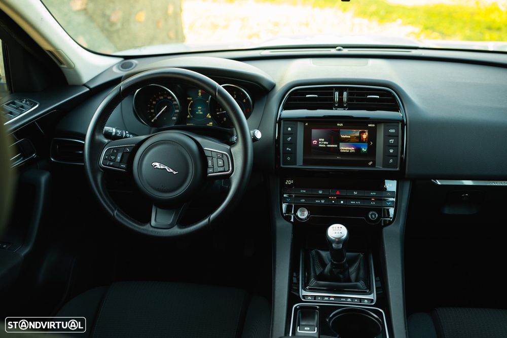Jaguar F-Pace 2.0 i4D Pure - 23