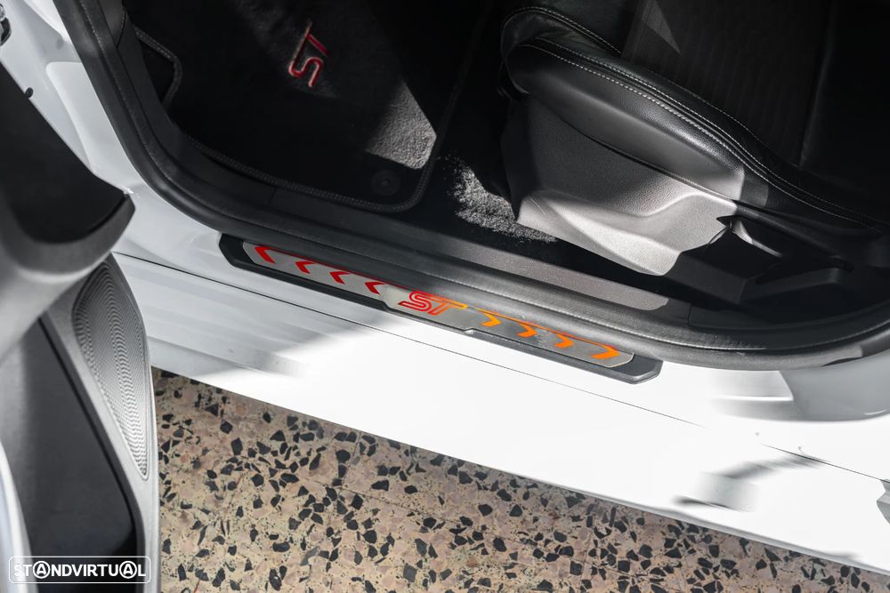 Ford Focus 2.0 EcoBoost ST c/ Pack Pele Desportiva - 16