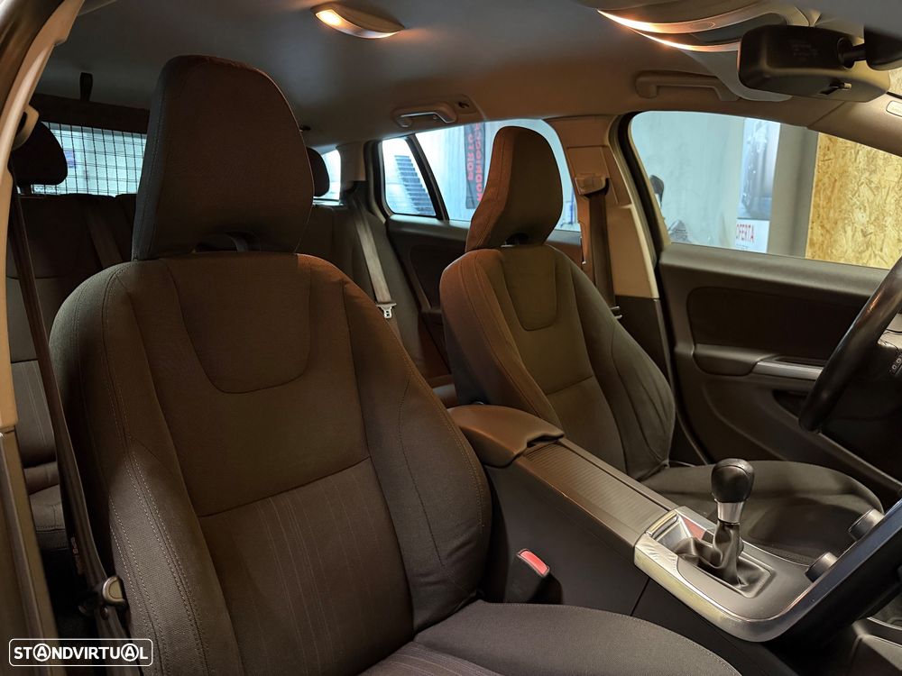 Volvo V60 2.0 D3 Momentum Start/Stop - 12