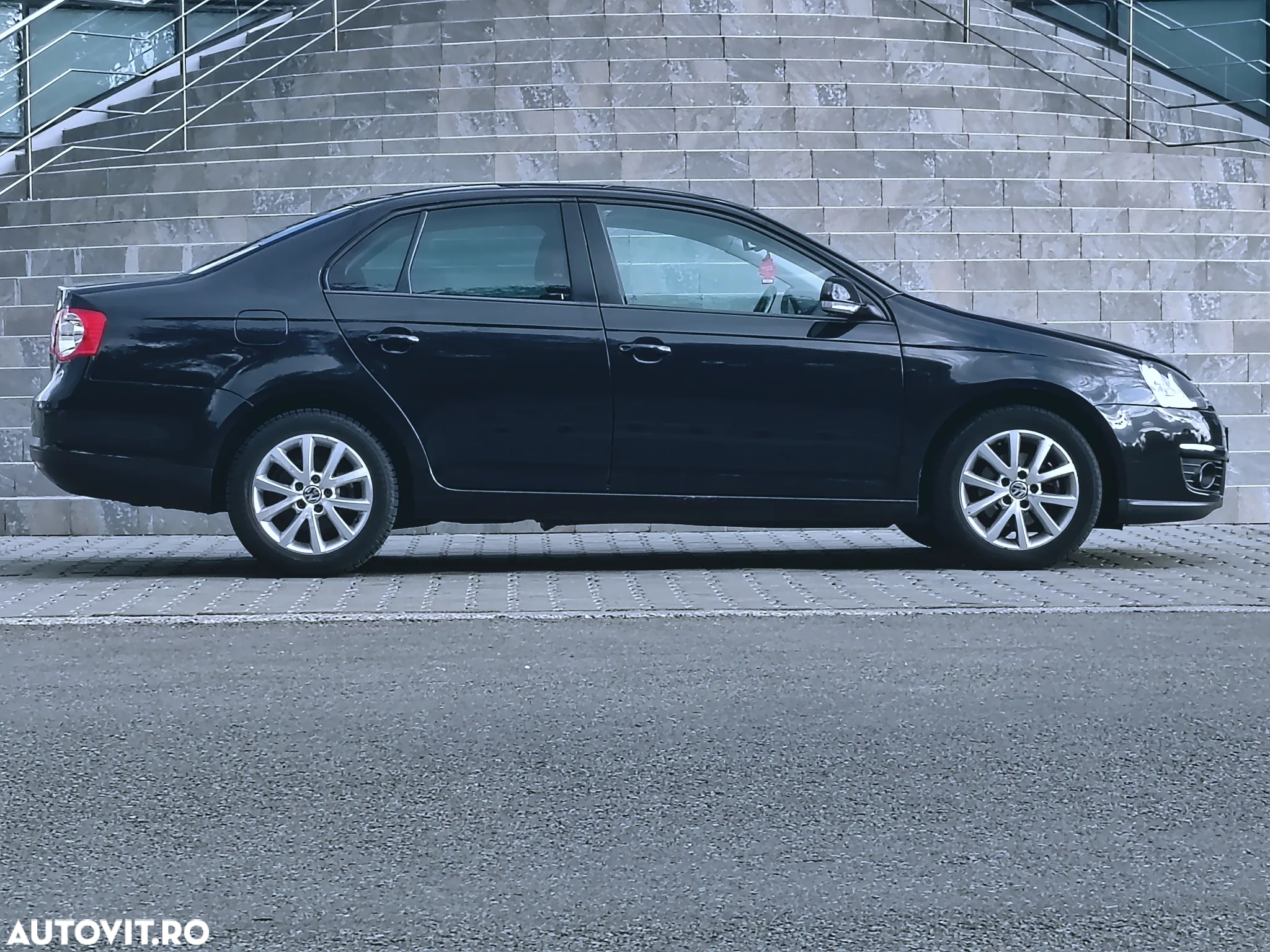 Volkswagen Jetta 1.6 TDI DSG Comfortline - 4