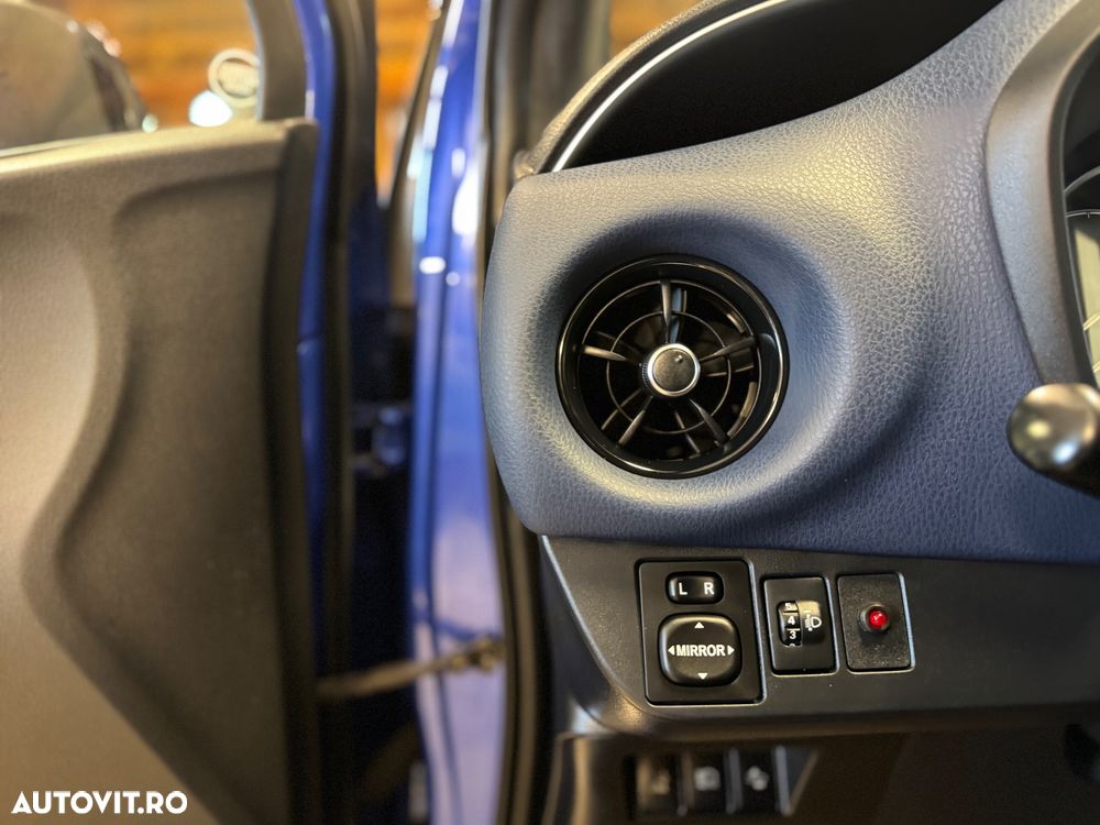 Toyota Yaris 1.5 VVT-i HSD Bi-Tone R&B - 27