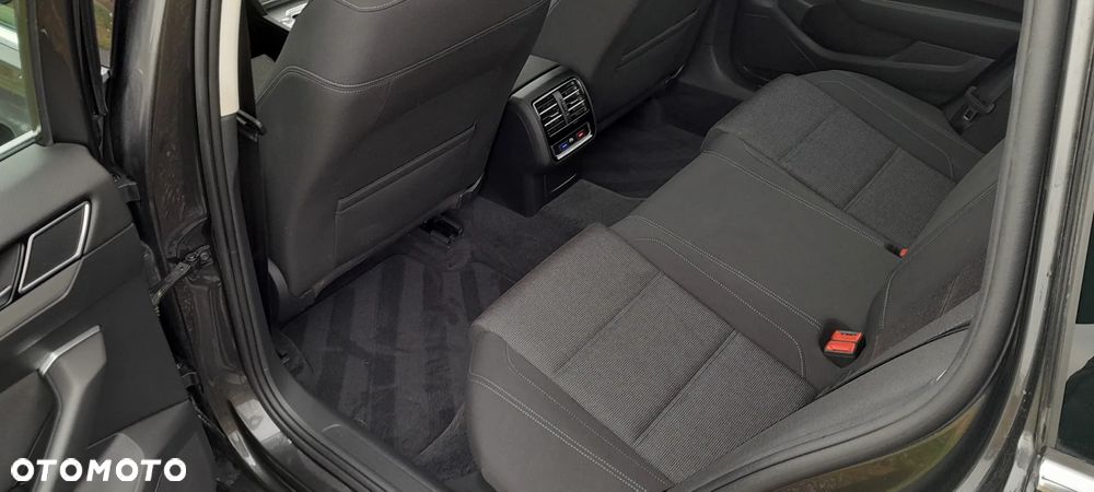 Volkswagen Passat - 12