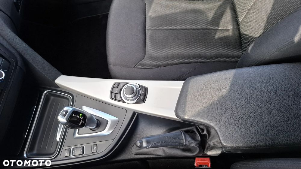 BMW Seria 3 318d Touring - 14