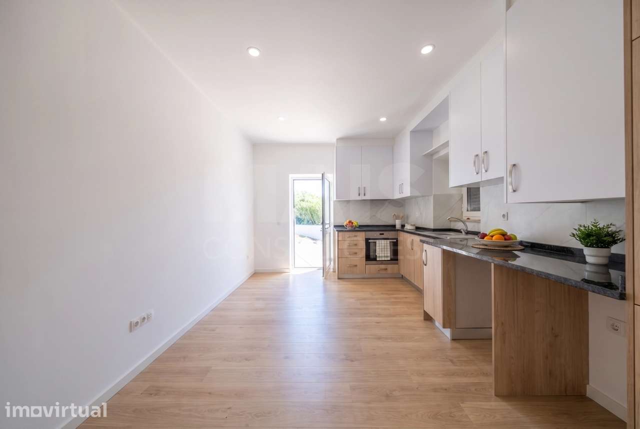 Moradia T2+1 totalmente remodelada com garagem e sótão em Alfeizerão - Grande imagem: 2/31