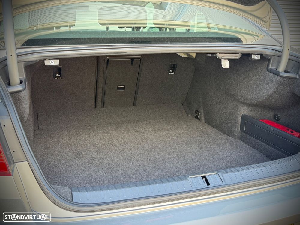 VW Passat 2.0 TDI Highline - 44