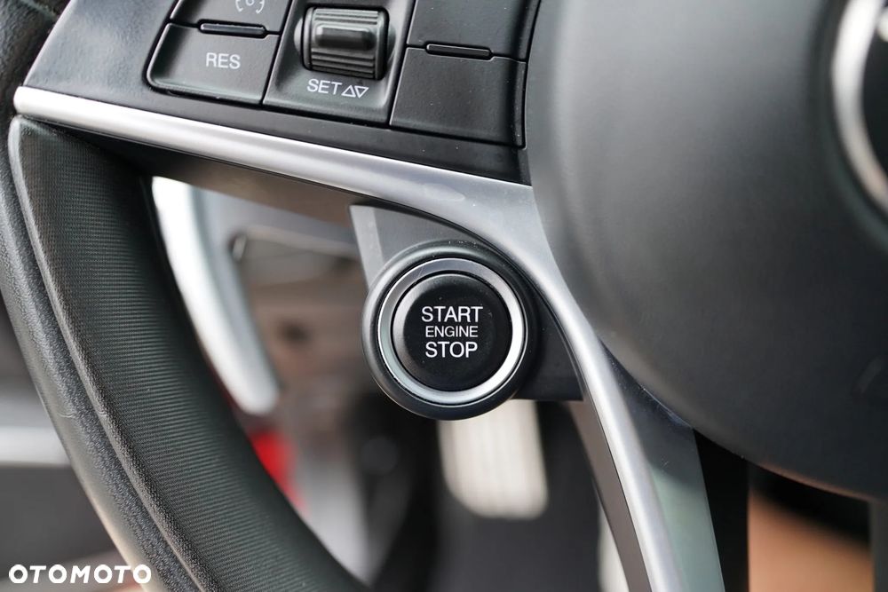 Alfa Romeo Giulia 2.0 Turbo 16V AT8-Q4 Ti - 27