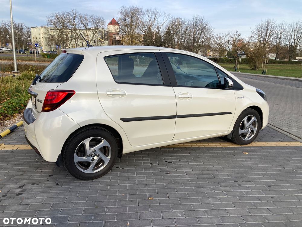 Toyota Yaris Hybrid 100 Premium - 4