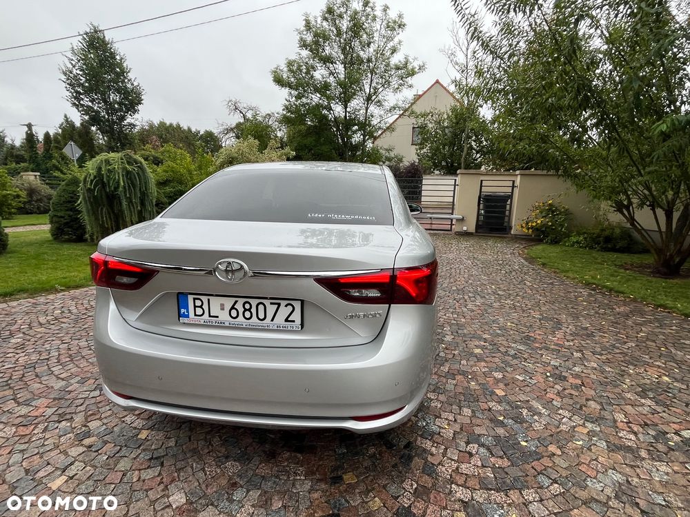 Toyota Avensis 1.8 Premium - 11