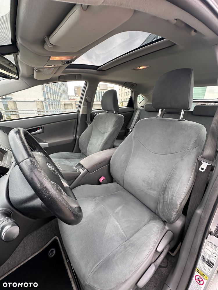 Toyota Prius (Hybrid) Executive - 11