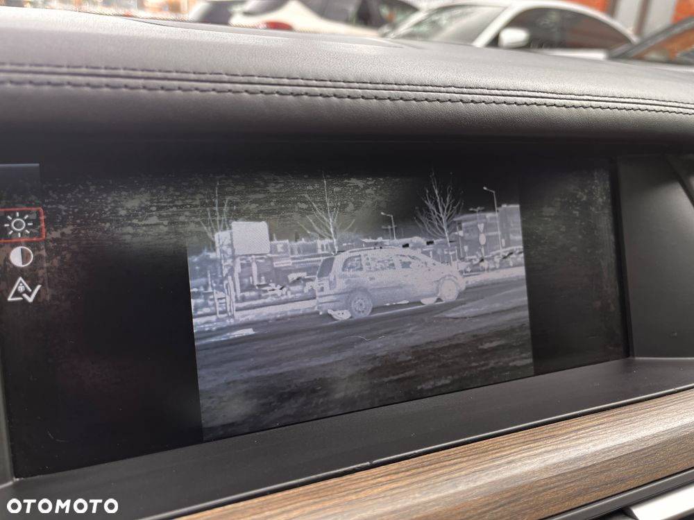 BMW Seria 7 750i xDrive - 29