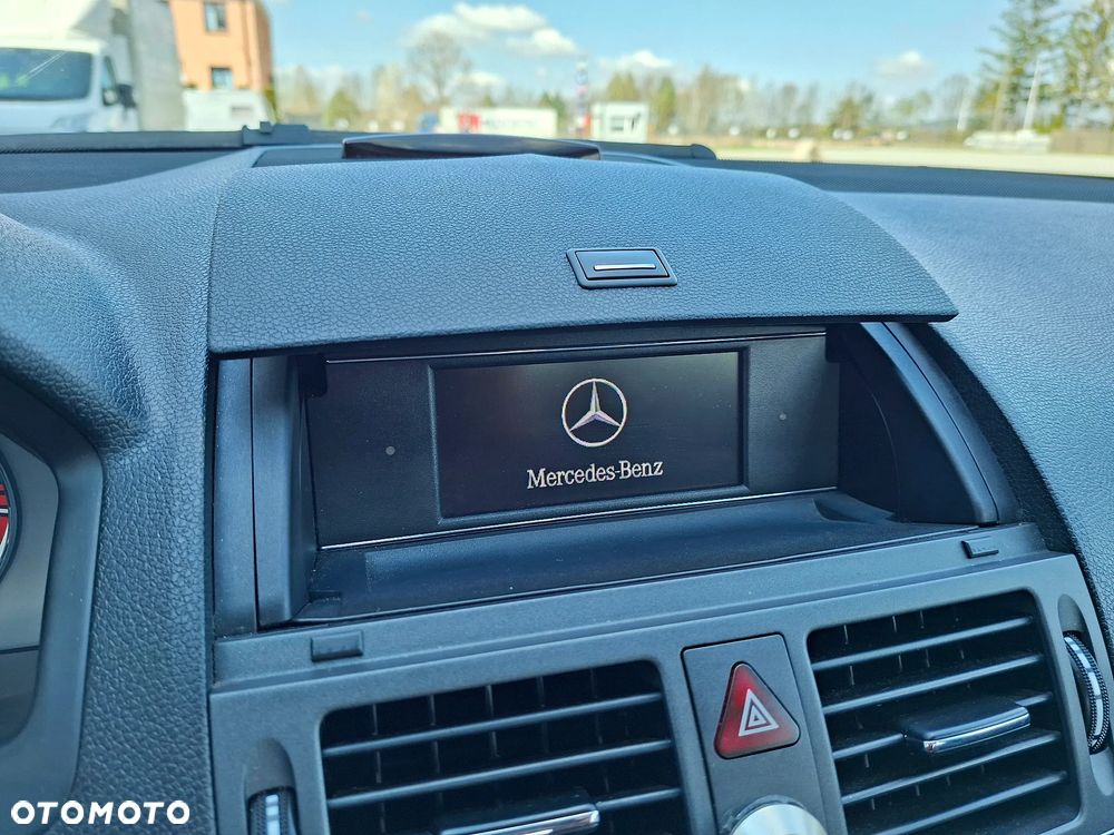 Mercedes-Benz Klasa C 180 CGI BlueEFFICIENCY Avantgarde - 30