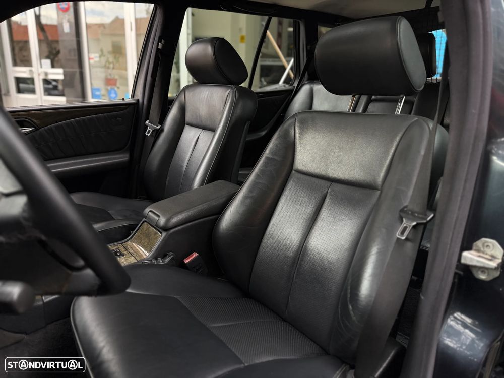 Mercedes-Benz E 300 TD Classic - 12