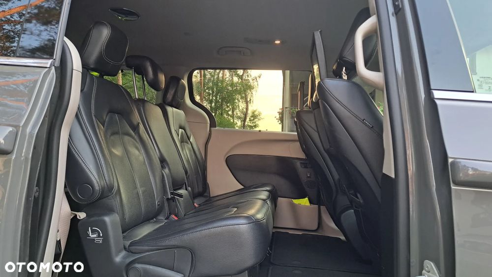 Chrysler Pacifica - 16