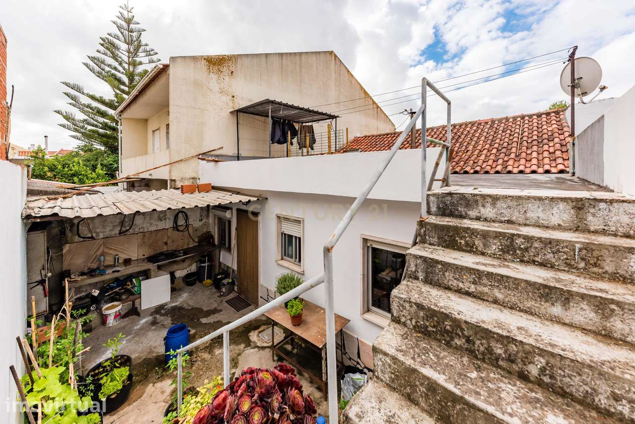 Moradia T2 Transformada em T3 com Terraço e Churrasqueira | Vialonga - Grande imagem: 2/22