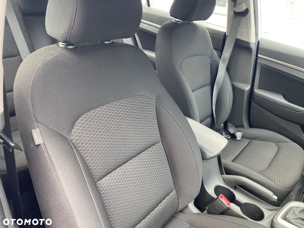 Hyundai Elantra 1.6 Comfort - 13