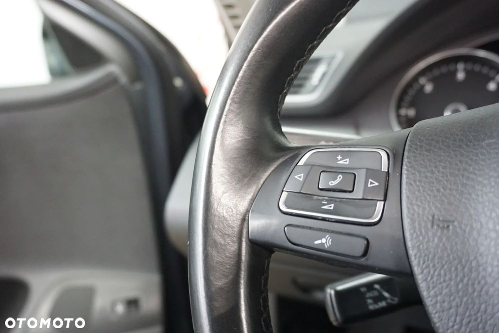 Volkswagen Passat 2.0 TDI Comfortline - 28