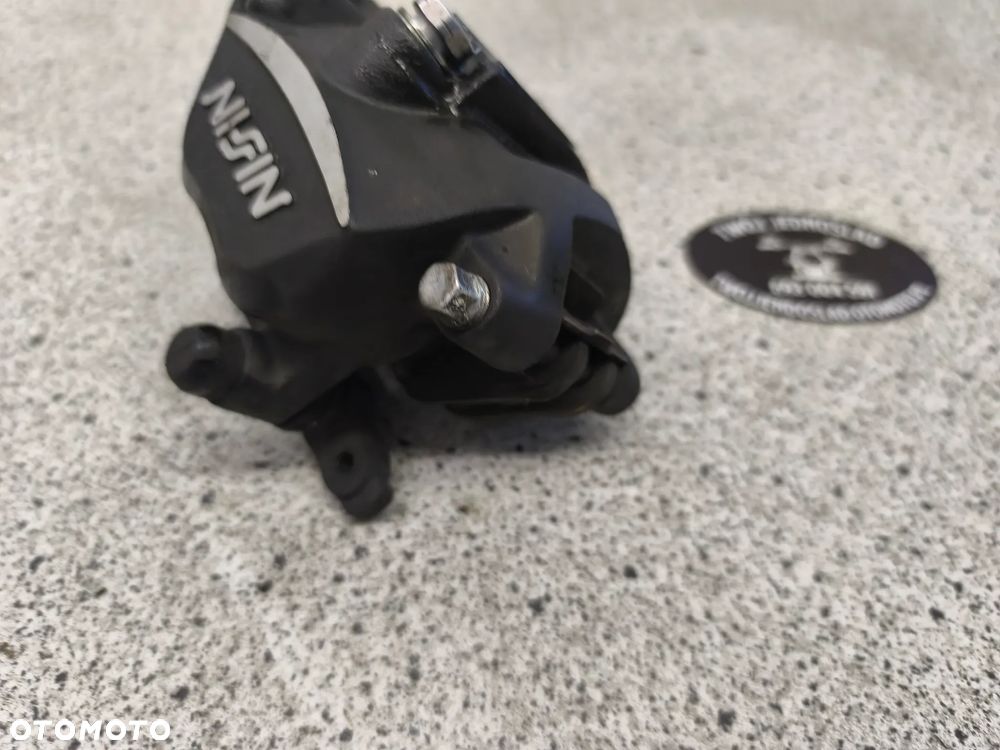 Zaciska hamulcowy przód, przedni lewy Triumph Trident 660 2022 - 5