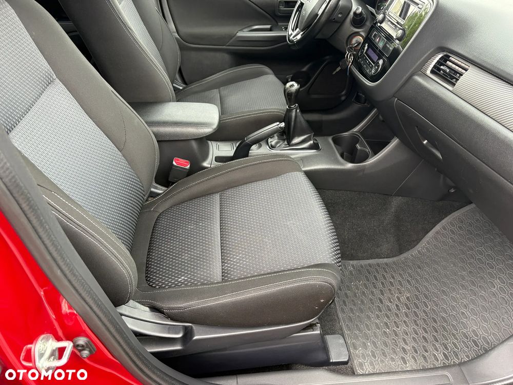 Mitsubishi Outlander 2.0 Invite + 2WD - 14