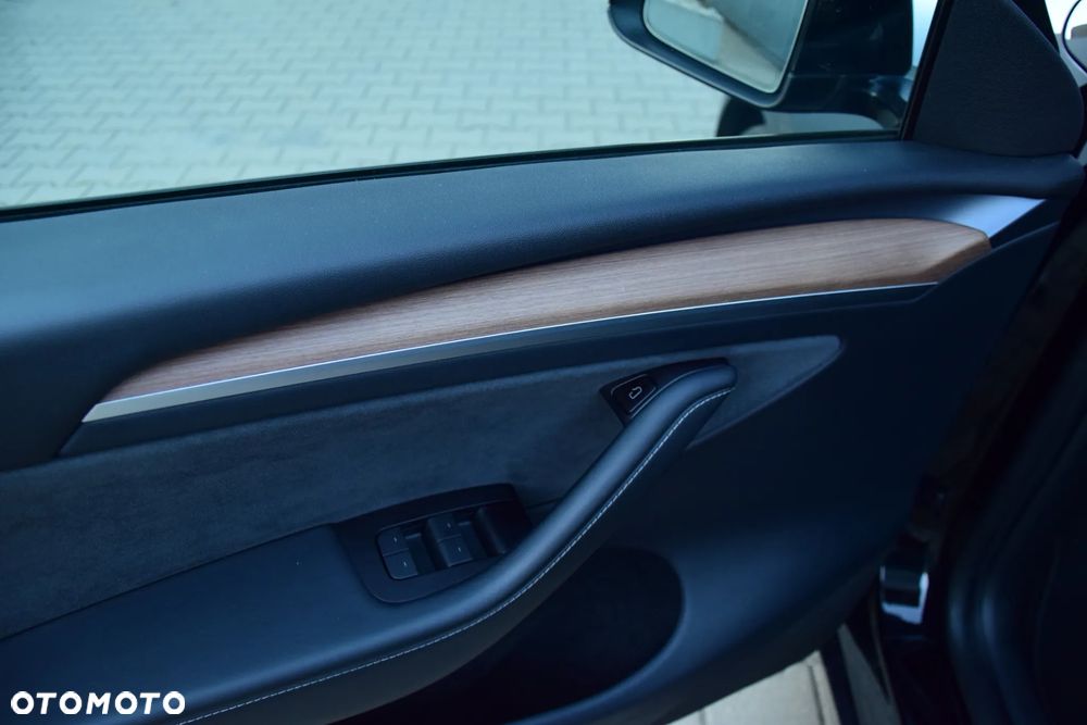 Tesla Model Y - 32