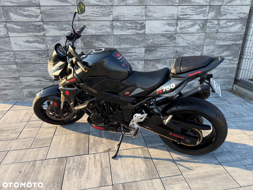 Suzuki GSR - 8