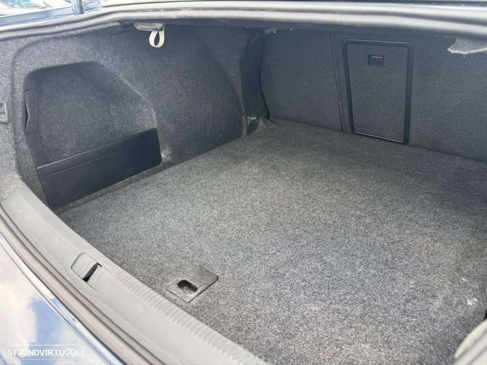 VW Passat 2.0 TDI Confortline - 33