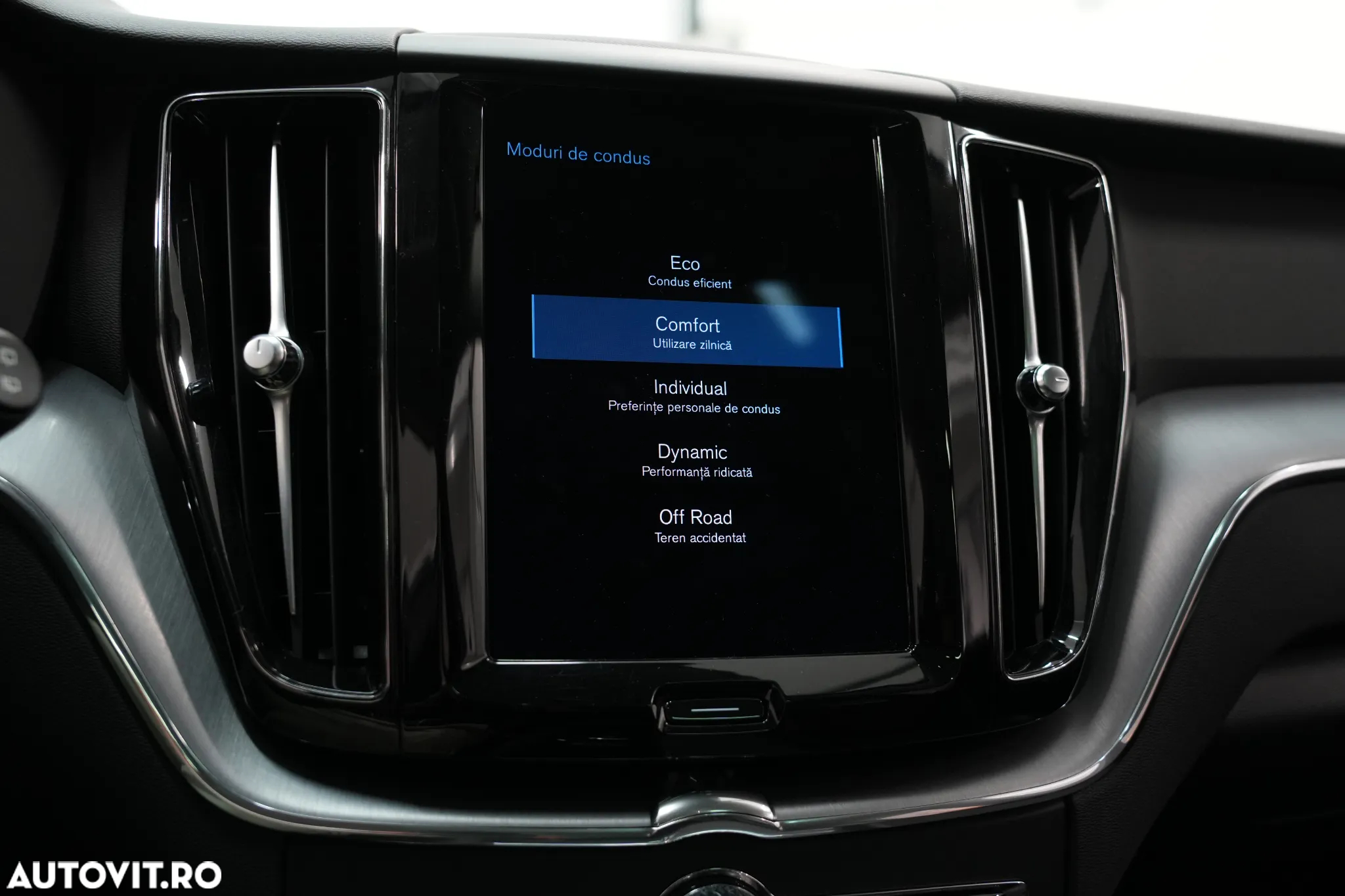 Volvo XC 60 B4 D AWD Geartronic Momentum Pro - 28