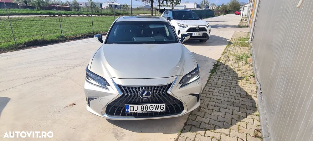Lexus Seria ES 300h 2.5 TNGA HV 25H- 4X2 CVT Luxury - 2
