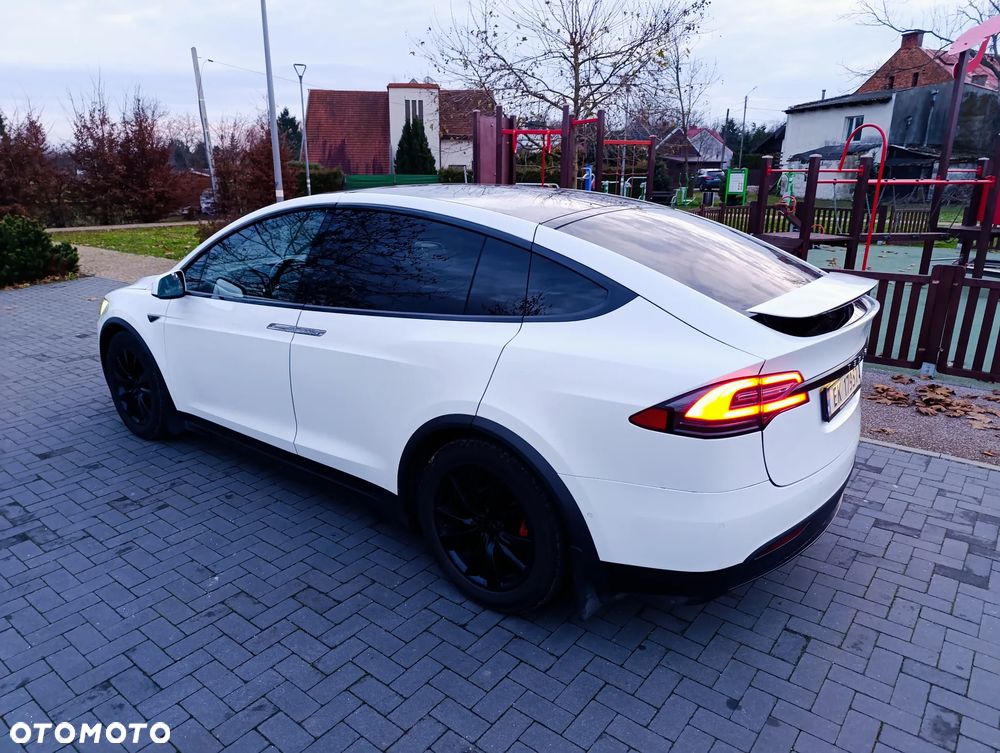 Tesla Model X - 13