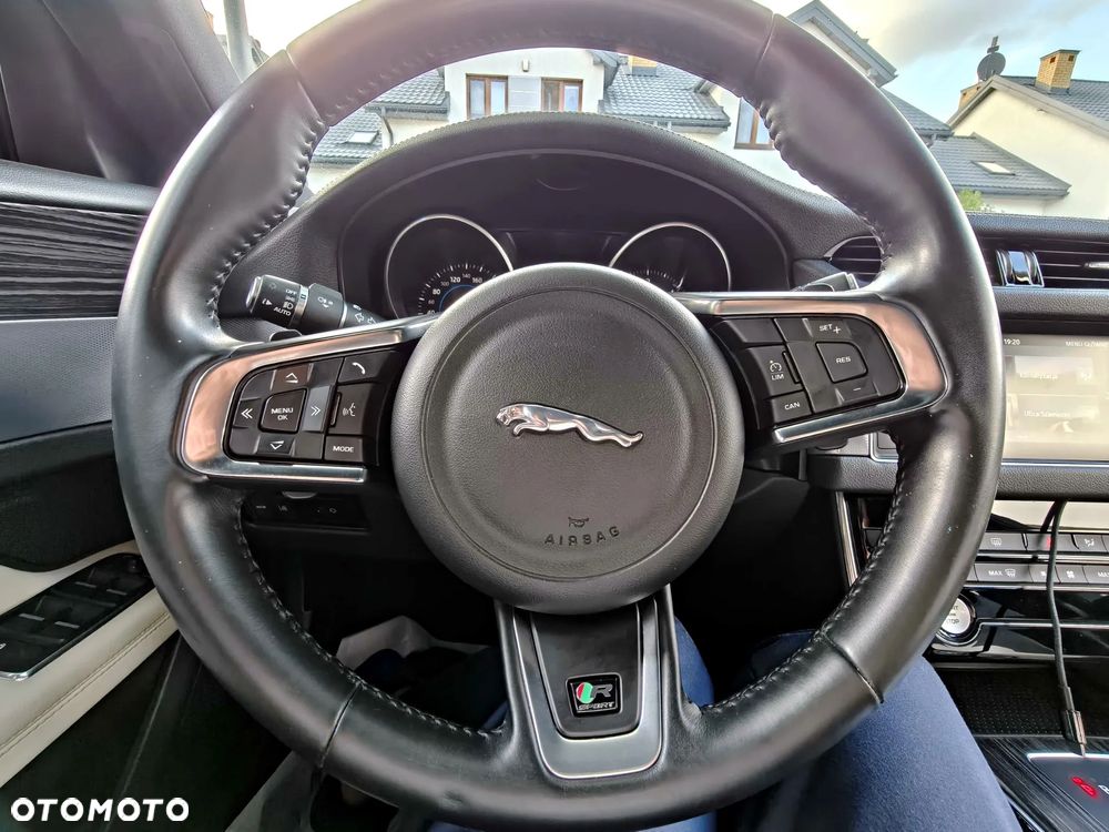 Jaguar XF 2.0 i4D R-Sport - 22