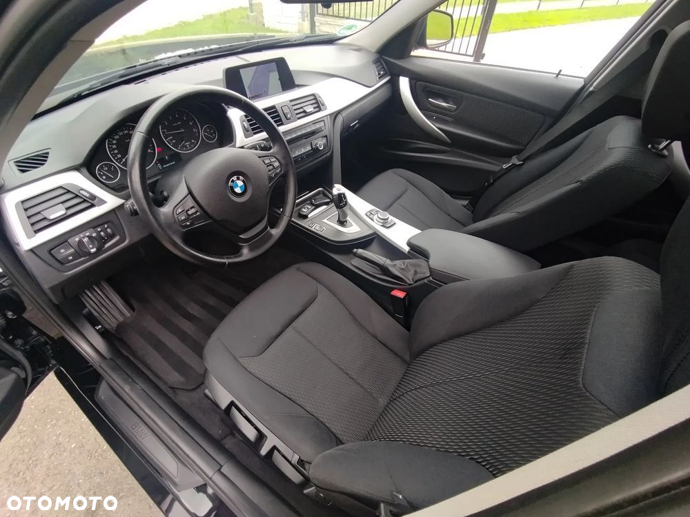 BMW Seria 3 320i Touring - 8