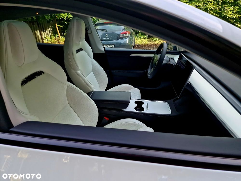 Tesla Model Y Long Range AWD - 22